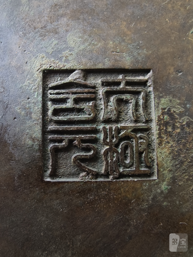 A cylindrical bronze incense burner in the shape of a cylindrical 'Lian' with relief burrs and mask handles on the sides - 图8